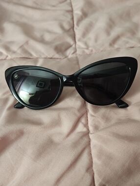 Women's Black Cat-Eye Sunglasses - Sleek Fashion Shades